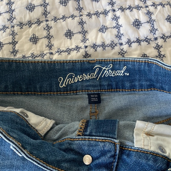 Universal thread cut off shorts size 10/30 - Picture 2 of 2